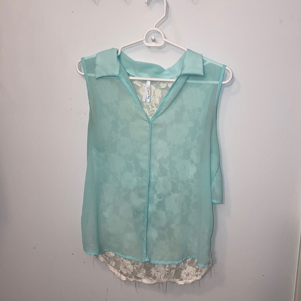 Sleeveless shirt